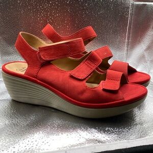 Clarks adjustable wedges size 10W